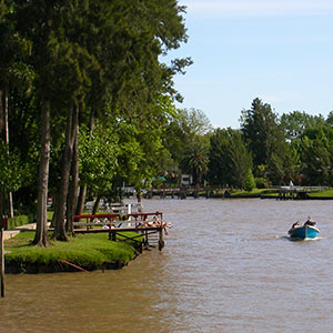 Find parks and markets along the Tigre riverside